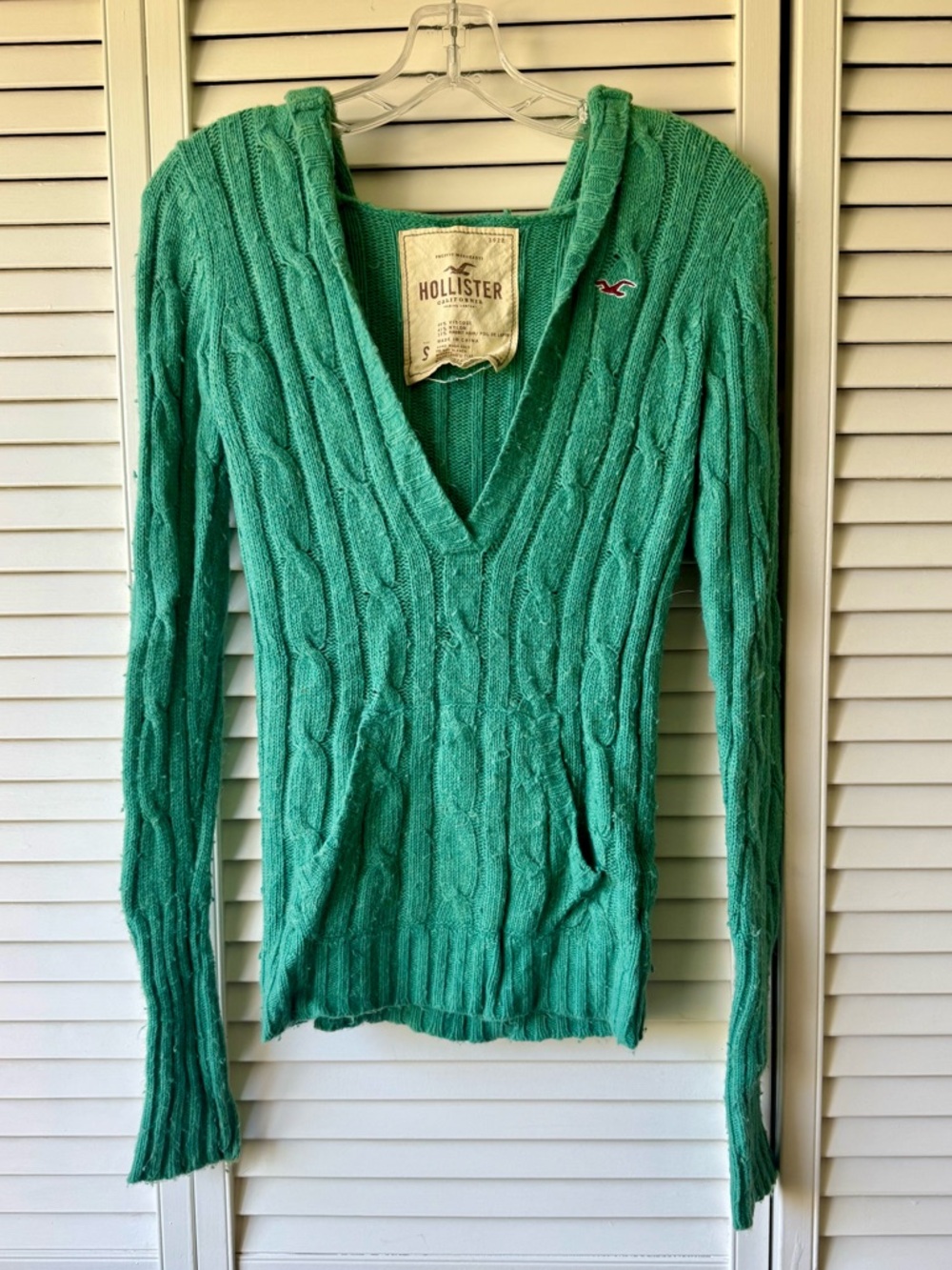 Hollister Women's Emerald Green Cable V-Neck Sweater